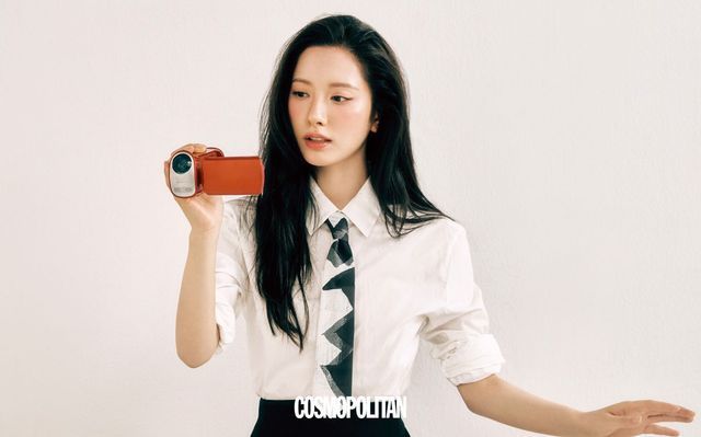 셔츠, 타이 모두 Wooyoungmi. 스커트 Jil Sander .