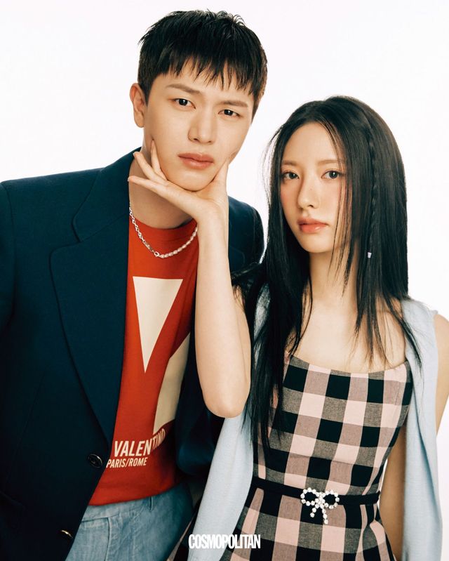 (육성재)재킷, 티셔츠, 데님 팬츠 모두 Valentino. 목걸이 Ssill. (김지연)드레스 Blumarine. 어깨에 두른 카디건 Bmuet(te). 벨트 N°21