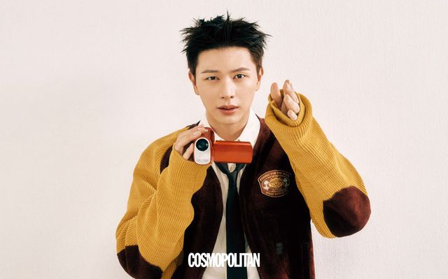 스웨이드 집업 재킷, 셔츠, 타이 모두 Wooyoungmi. 