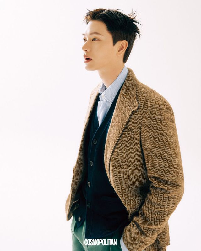 재킷, 베스트, 셔츠, 팬츠 모두 Polo Ralph Lauren.