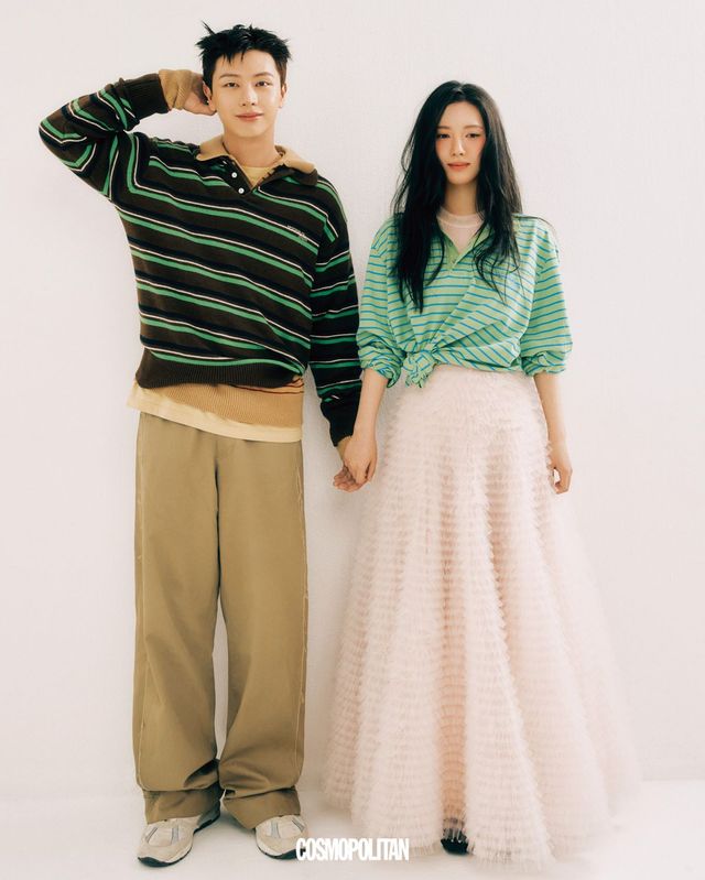 (육성재)울 칼라 니트 톱 Moonsun. 이너 티셔츠, 스니커즈 모두 Golden Goose. 팬츠 Coach. (김지연)피케 셔츠 Moonsun. 시스루 톱, 시폰 스커트 모두 Akris. 부츠 Jimmy Choo.