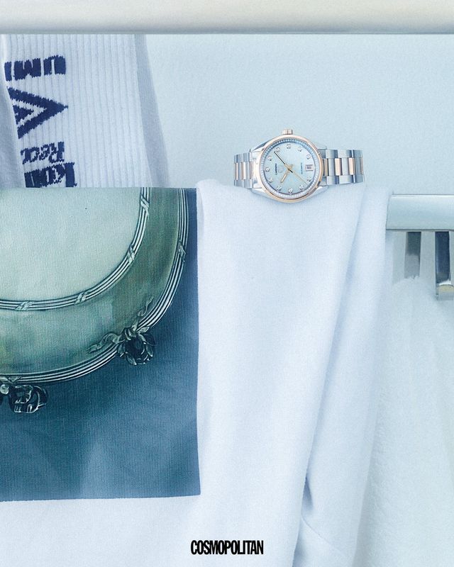 마더오브펄 다이얼과 로즈 골드 베젤 및 브레이슬릿이 조화를 이루는 까레라 데이트 1천64만원 Tag Heuer. 톱, 양말 에디터 소장품.