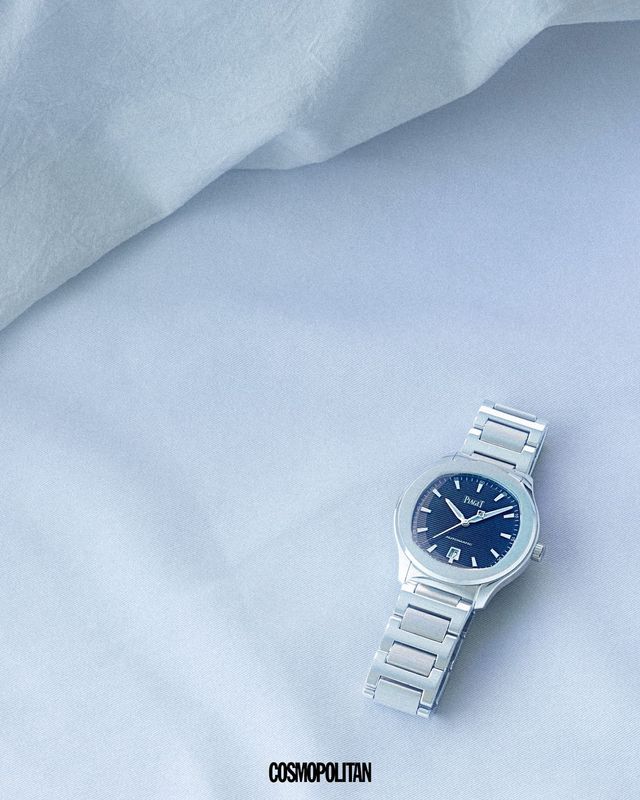 견고한 쿠션형 케이스와 수평 기요셰 마감 그레이 앤트러사이트 다이얼이 돋보이는 폴로 데이트 42mm 워치 2천1백만원 Piaget.