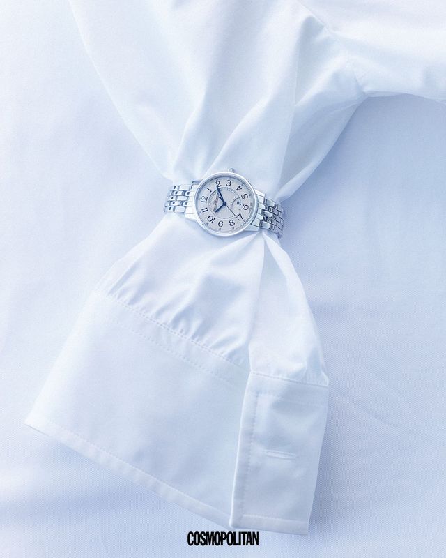 플로럴 아워 숫자 인덱스가 클래식한 멋을 자아내는 랑데부 클래식 나잇&데이 미디엄 워치 1천8백50만원 Jaeger-LeCoultre. 셔츠 가격미정 Jil Sander.