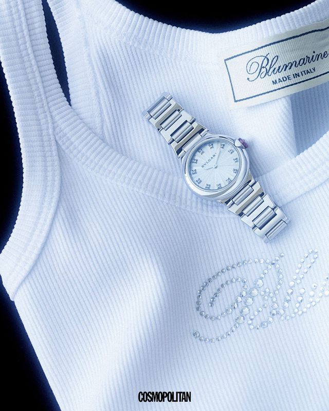 화이트 마더오브펄 디테일을 각면 처리한 후 하나씩 조립해 강렬한 태양빛을 다이얼에 담아낸 루체아 워치 28mm 9백25만원 Bvlgari. 슬리브리스 톱 68만원 blumarine.