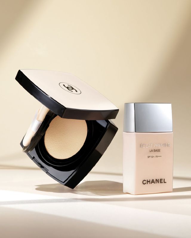 샤넬의 베스트셀러 레 베쥬 쿠션과 개인의 피부 타입과 고민에 맞춰 포뮬러를 선택해 사용할 수 있는 에끌라 프리미에 라 바즈 메이크업 베이스