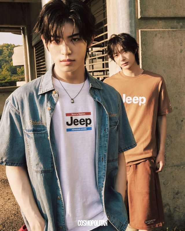 (왼쪽부터, 민제)자수 레터링 데님 반팔 셔츠, 헤리티지 로고 티셔츠, 커팅 디테일 데님 쇼츠 모두 Jeep. (동화)캐멀 컬러 로고 티셔츠, 버뮤다 스웨트팬츠 모두 Jeep.