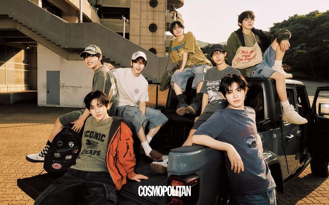 (왼쪽 위부터, 아마루)아치 레터링 워싱 티셔츠, 아치 레터링 스웨트팬츠, 데미지 디테일 빈티지 볼캡 모두 Jeep. (동현)멀티 와펜 그래픽 티셔츠, 카고 데님 쇼츠, 멀티 와펜 볼캡 모두 Jeep. (동화)빈티지 프린트 워싱 티셔츠, 자수 레터링 포켓 버뮤다 데님 팬츠, 로고 데님 캡, 빅 포켓 토트백 모두 Jeep. (주왕)피그먼트 아트워크 티셔츠, 아치 레터링 스웨트팬츠, 레드 자수 빈티지 볼캡 모두 Jeep. (케이주)후드 레이어드 항공 점퍼, 빈티지 워싱 슬리브리스, 와펜 데님 쇼츠, 빈티지 레터링 캔버스 크로스 백 모두 Jeep. (계훈)후드 레이어드 MA-1 항공 점퍼, 아이코닉 빈티지 티셔츠, 포켓 카고 버뮤다 블랙 데님 팬츠, 빈티지 와펜 백팩 모두 Jeep. (민제)빈티지 아트워크 피그먼트 티셔츠, 워싱 데님 팬츠 모두 Jeep.