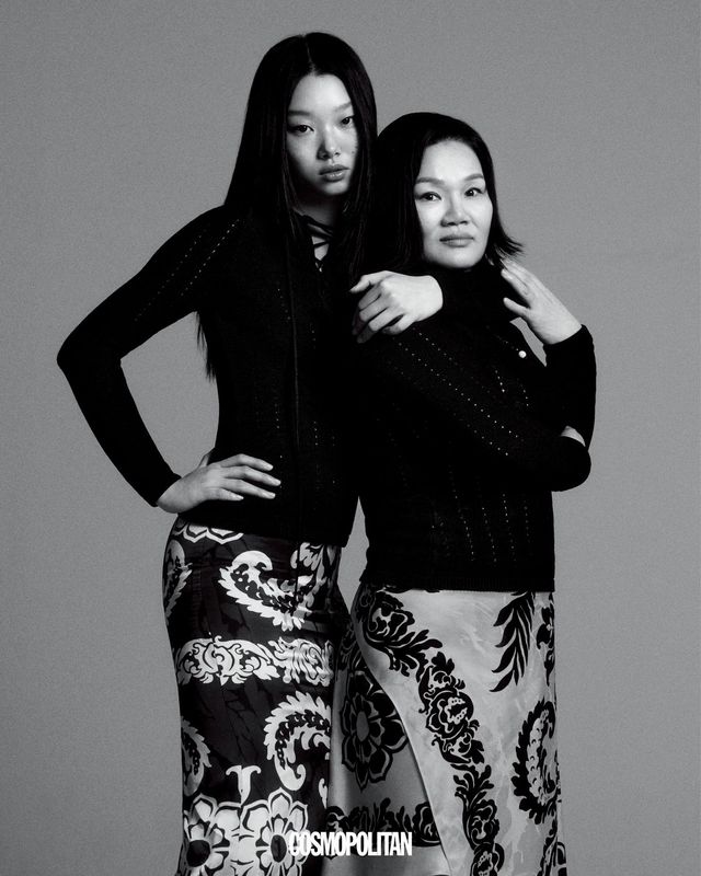 (윤영)니트 톱 1백75만원, 스커트 3백81만원 모두 Etro. (엄마)니트 톱 1백63만원, 랩스커트 2백86만원 모두 Etro.