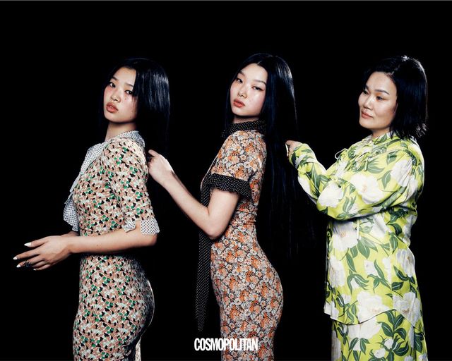 (윤지, 윤영)프릴 장식 드레스 가격미정 Prada. (엄마)블라우스 87만원대, 스커트 87만원대 모두 Kenzo.