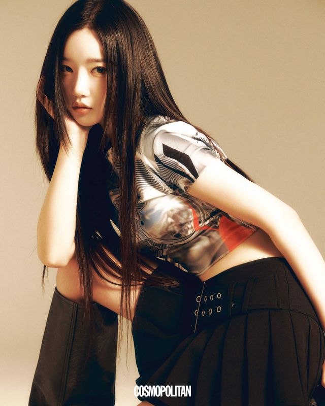 크롭 톱 Diesel by Adekuver. 부츠 Daphne.Lab. 미니스커트 스타일리스트 소장품.