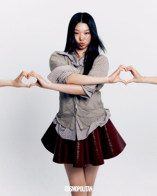 시폰을 덧댄 깅엄 체크 셔츠 가격미정 Maison Margiela. 스커트 가격미정 Hannah Shin.