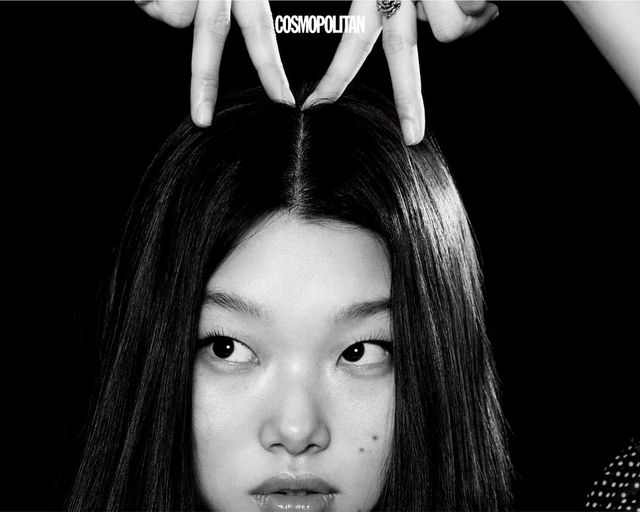 드레스 가격미정 Prada. 반지 가격미정 Mcqueen.