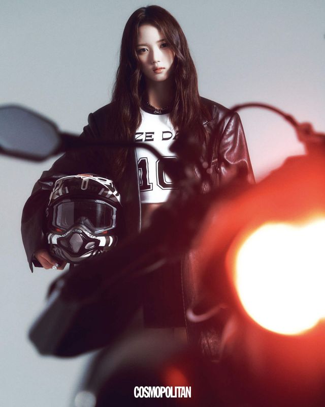 레더 재킷 Münn. 크롭 톱 Daze Dayz. 스커트 Coach. 초커 스타일리스트 소장품.