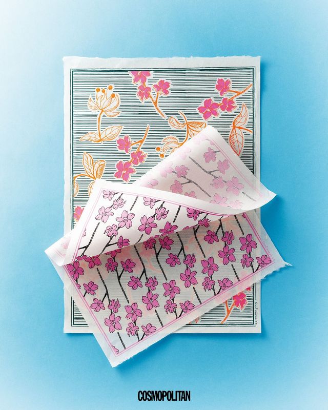 흐드러지게 핀 벚꽃과 바람에 흩날리는 듯한 봄꽃, 봄의 한 장면을 그대로 옮긴 한지 포스터 가격미정 Toolpress.