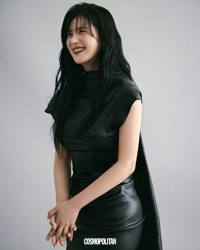 블랙 원피스 MAXMARA. 이어링 JIWON CHOI.