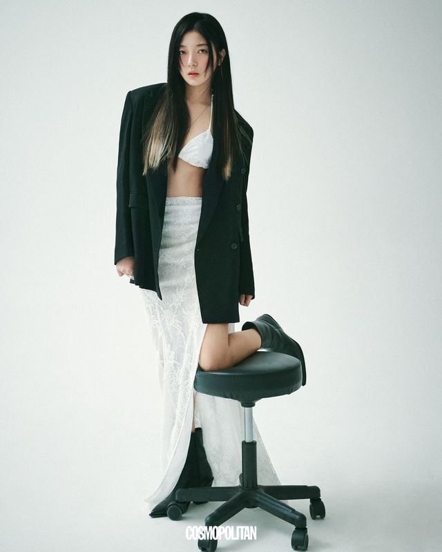 블랙 재킷 SONGE CREUX. 화이트 톱, 스커트 모두 L'EAU ET. 앵클 부츠 ZARA. 네클리스, 링 모두 스타일리스트 소장품.