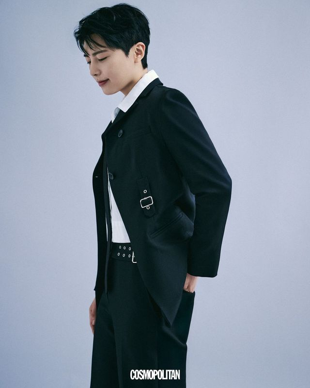 블랙 재킷, 팬츠 모두 BMUETTE. 타이 SAINT LAURENT. 화이트 셔츠 스타일리스트 소장품.