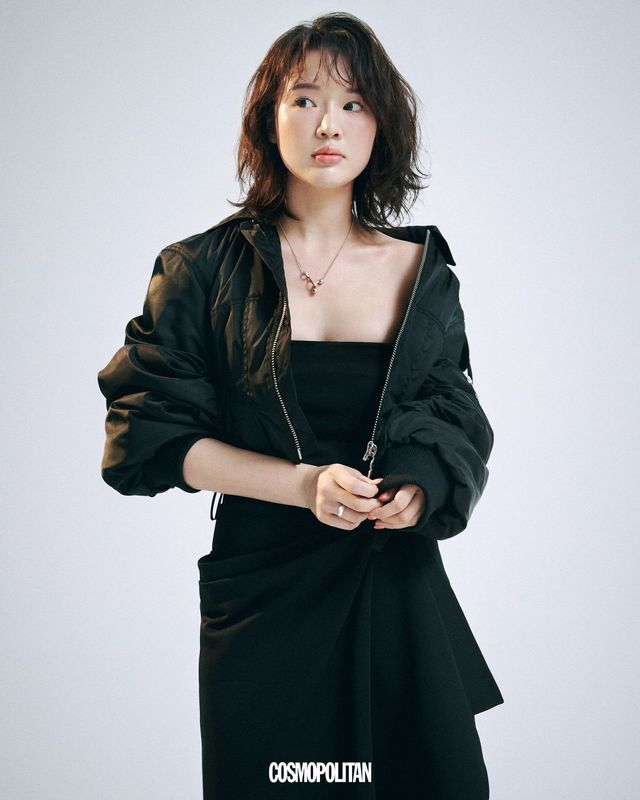 봄버 재킷 GANNI BY BEAKER. 블랙 원피스 SONGE CREUX. 네클리스 BY THE NAME OF. 링 UIL JEWELRY