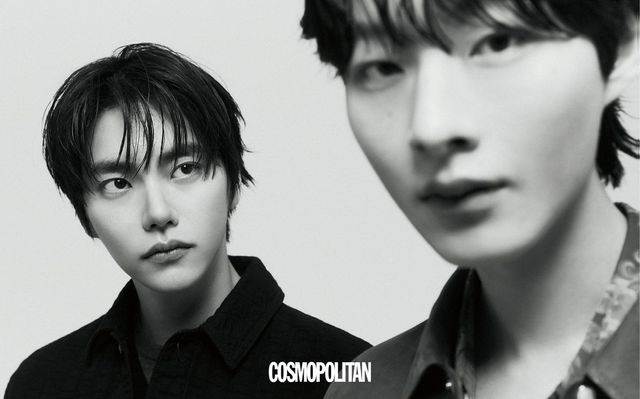 (정현규)셔츠, 티셔츠 모두 Ferragamo. (최현준)스웨이드 재킷, 셔츠 모두 Versace.