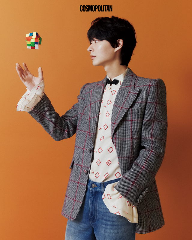 재킷, 셔츠, 데님 팬츠 모두 Valentino.