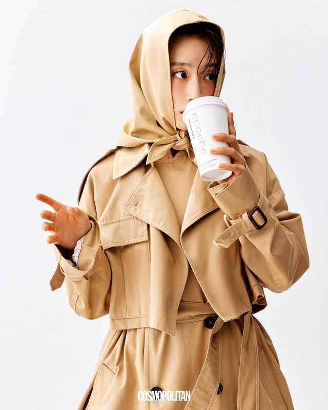 트렌치코트, 스카프 해트 모두 Weekend Max mara.