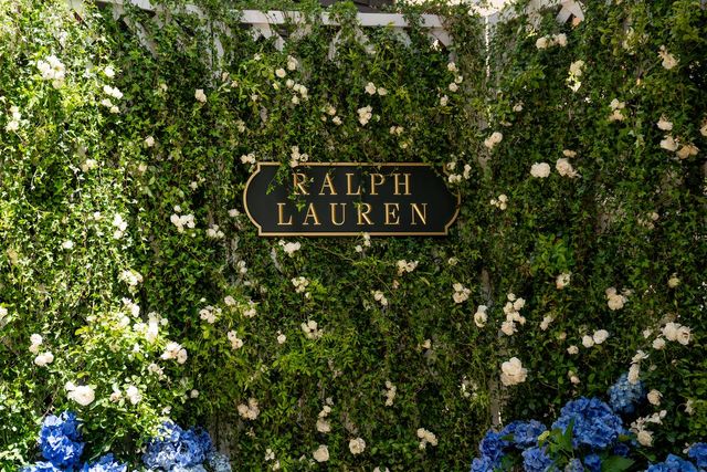 화이트 트렐리스와 수국으로 꾸며진 포토존.