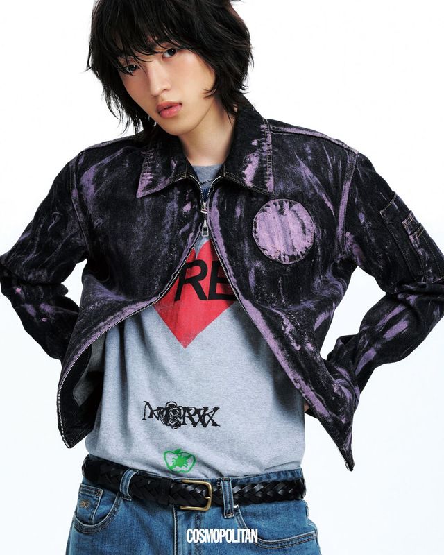 재킷 The Museum Visitor. 티셔츠 Supreme. 데님 팬츠 Plac. 벨트 Levi’s.