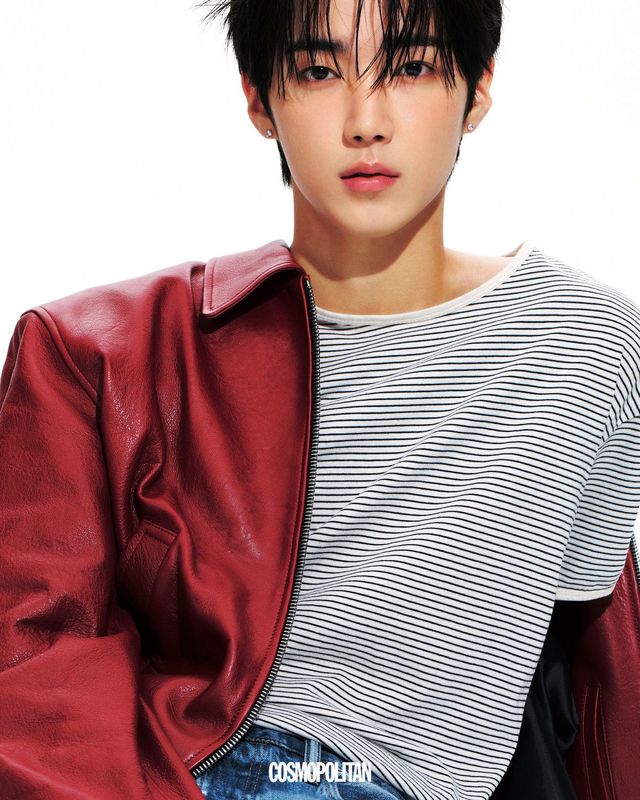 레더 재킷 Recto. 티셔츠 Moonsun. 데님 팬츠 Polo.