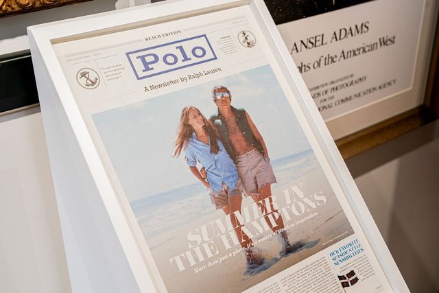 햄튼 에디션의 랄프 로렌 가제트가 비치된 뉴스 스탠드.