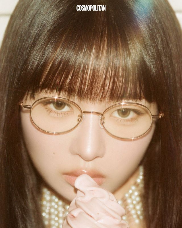 레트로한 오벌 셰이프의 티타늄 소재 에어렌 03 ROS 안경 24만8천원 Kinko. 목걸이 스타일리스트 소장품.