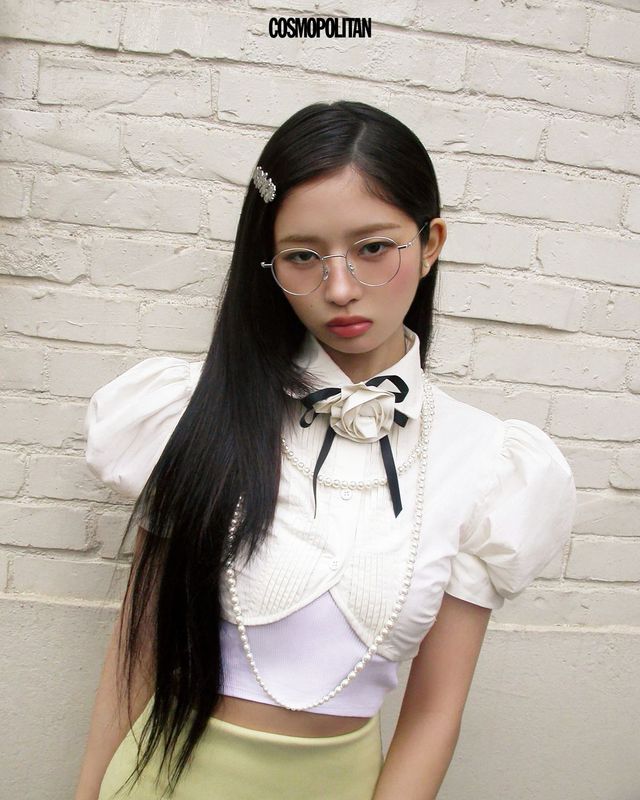 균형 잡힌 라운드 셰이프의 에어렌 05 SIL 안경 24만8천원 Kinko. 블라우스 Sculptor. 팬츠 Fun From Fun. 헤어핀 Sinoon. 크롭 톱, 귀고리, 목걸이 스타일리스트 소장품.