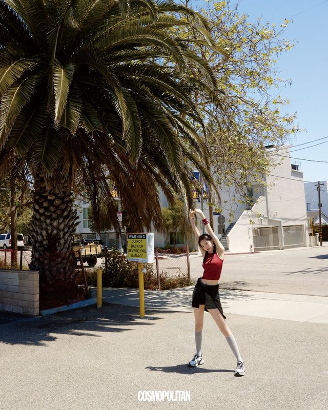 슬리브리스 톱 5만9천원, 허리에 두른 윈드브레이커 19만9천원, 쿨링 손목 밴드 1만5천원, 디마라톤 V2 스니커즈 14만9천원 모두 Descente. 쇼츠 Blackup. 니삭스 스타일리스트 소장품. 