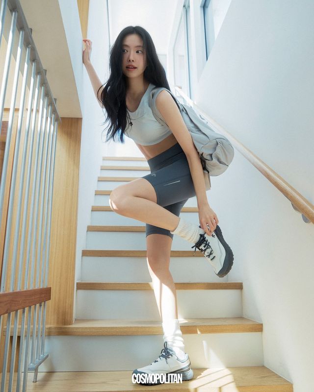 브라톱 9만9천원, 러닝 타이츠 9만9천원, 짐백 11만9천원, 터레인디 스니커즈 18만9천원 모두 Descente. 양말 스타일리스트 소장품.