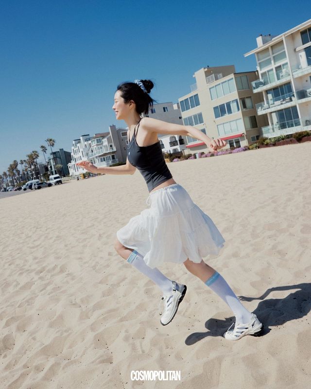 레이어링 브라톱 10만9천원, 메시 니삭스 1만9천원, 스크런치 2만9천원, 어반 T450 샌들 V2 12만9천원 모두 Descente. 스커트 Fun From Fun. 