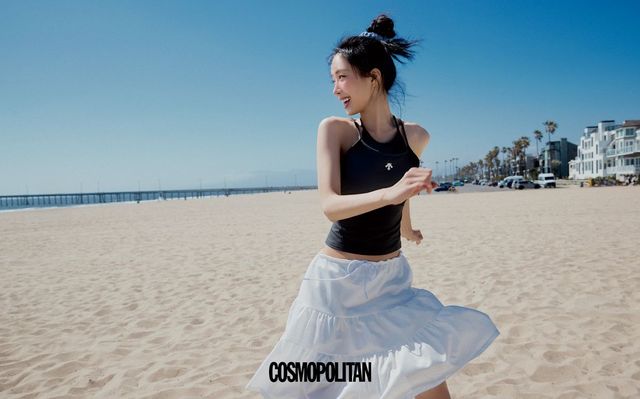 레이어링 브라톱 10만9천원, 메시 니삭스 1만9천원, 스크런치 2만9천원, 어반 T450 샌들 V2 12만9천원 모두 Descente. 스커트 Fun From Fun. 