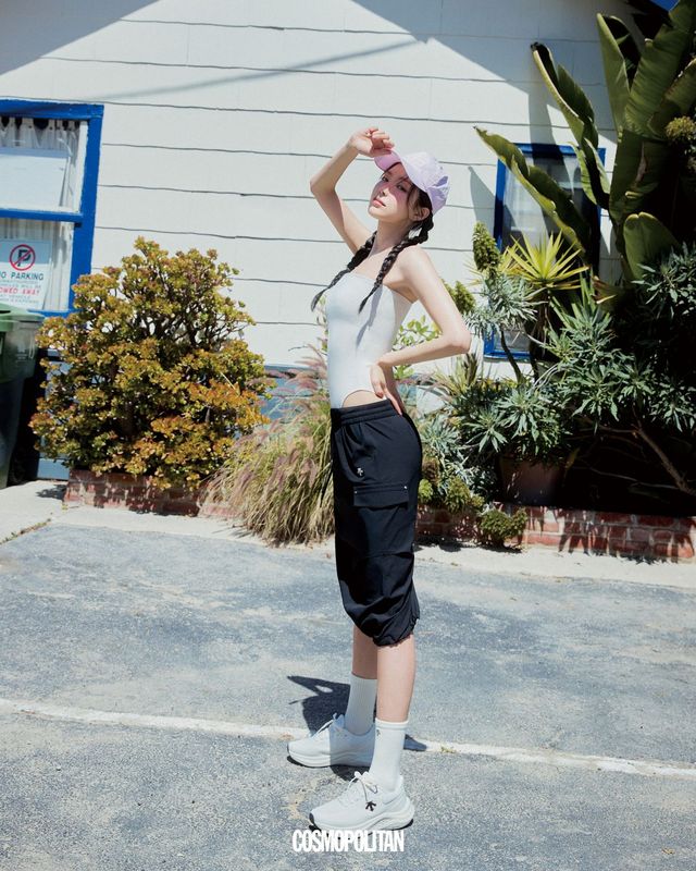 스커트 12만9천원, 볼캡 5만9천원, 양말 1만3천원, 런스텝 스니커즈 12만9천원, 모두 Descente. 보디슈트 스타일리스트 소장품. 