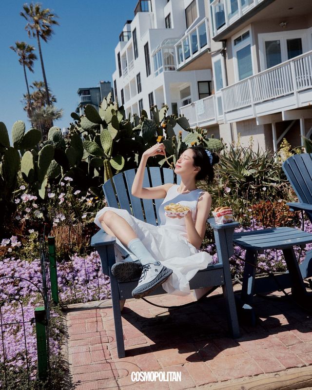 양말 1만5천원, 스크런치 2만9천원, 터레인디 스니커즈 18만9천원 모두 Descente. 드레스 Juun.J. 