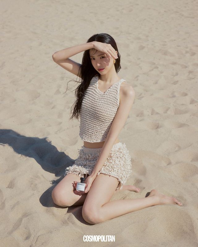 파우더리한 잔향이 시간이 지날수록 깊어지는 시그니처 퍼퓸 코튼메모리 6만2천원 Forment. 니트 톱, 스커트 모두 Philosophy. 귀고리 스타일리스트 소장품. 