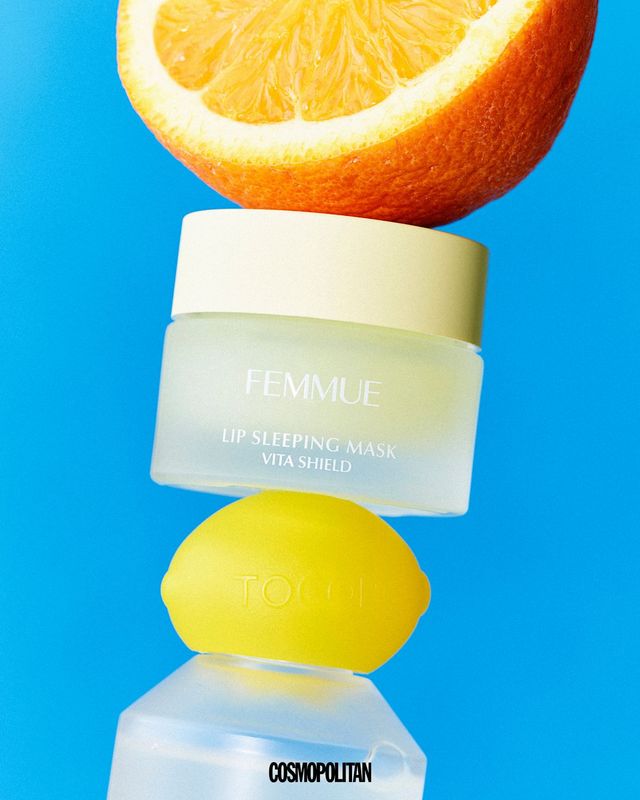 (위부터)자는 동안 입술에 풍부한 영양을 공급해 각질을 부드럽게 정돈하고 생기를 더하는 립 슬리핑 마스크. 씨베리 유래 비타민 C가 입술을 보호하고, 비타민 E가 촉촉함과 활력을 지켜준다. 립 슬리핑 마스크 비타 쉴드 2만8천원 Femmue. 피부 각질과 결을 정돈하고 안색을 개선하는 데일리 약산성 토너. 레몬 추출물 38%를 함유해 칙칙한 피부에 생기를 불어넣고 pH 5.5로 민감한 피부도 자극 없이 사용 가능하다. 아하 바하 레몬 토너 2만5천원 Tocobo.