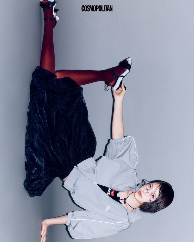 재킷 Juun.J. 이너 슬리브리스 톱 Asif Calie. 시폰 스커트 Repetto. 안경 Gentle Monster. 목걸이 Eireve. 슈즈 Charles&Keith. 스타킹 스타일리스트 소장품. 