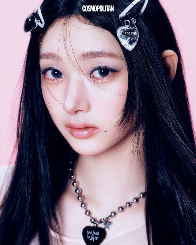 시스루 톱 Gayeon Lee. 헤어핀, 목걸이 모두 Eireve.