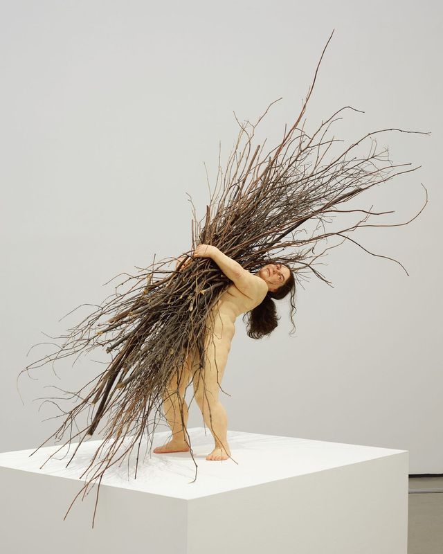 ‘나뭇가지를 든 여인’ ⓒ Ron Mueck ⓒ MMCA ⓒ Fondation Cartier / Photographer ⓒ Kiyong Nam 