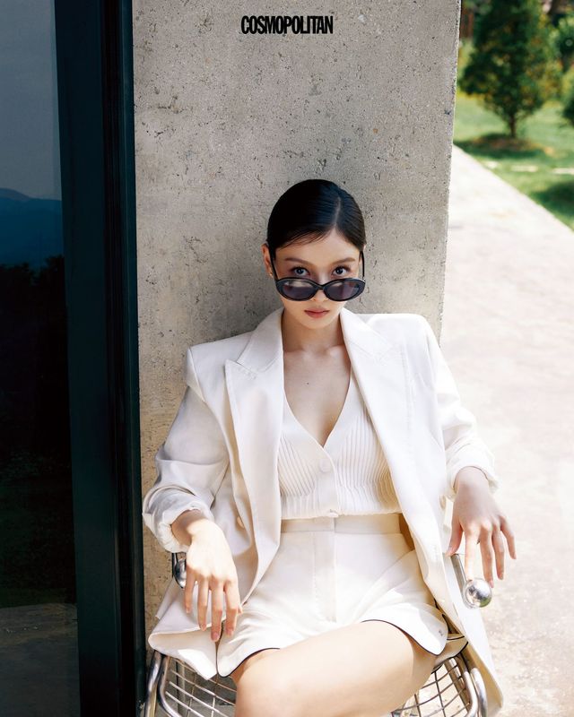 다각형 셰이프의 선글라스 26만원 Max Mara Eyewear by Marcolin. 코튼 재킷 2백60만원대, 베스트 1백만원대, 쇼츠 1백만원대 모두 Max Mara.