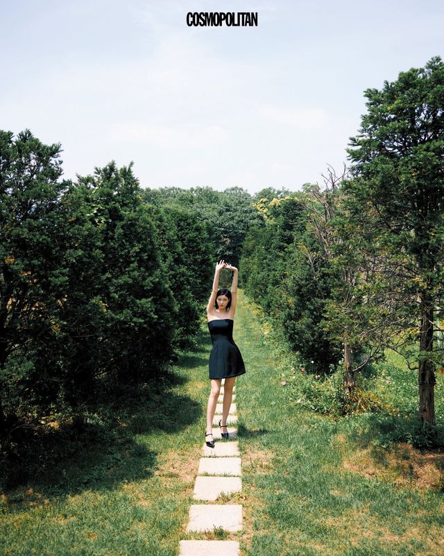 비스코스 드레스, 스틸레토 힐 모두 가격미정 Max Mara.