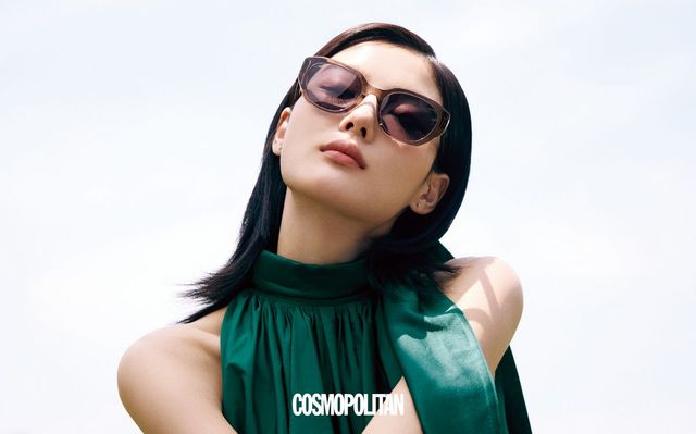 은은한 베이지 컬러가 돋보이는 선글라스 26만원 Max Mara Eyewear by Marcolin. 태피터 드레스 가격미정 Max Mara.