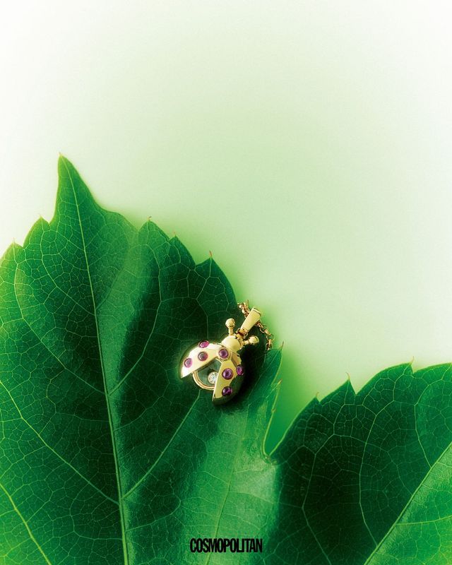 루비 카보숑으로 무당벌레의 패턴을 표현하고 몸통에 움직이는 브릴리언트 컷 다이아몬드를 세팅한 펜던트 네크리스 1천32만원 Chopard.