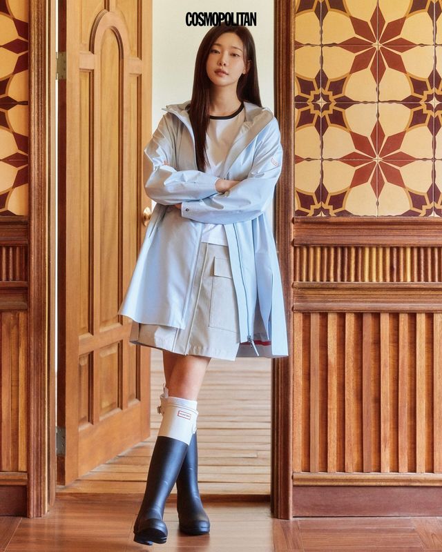 워터프루프 클린 라이트웨이트 레인 재킷, 소프트 코튼 슬림 티셔츠, 카고 스커트 투인원 팬츠, 오리지날 컬러 블록 톨 레인부츠, 니삭스 모두 Hunter. 