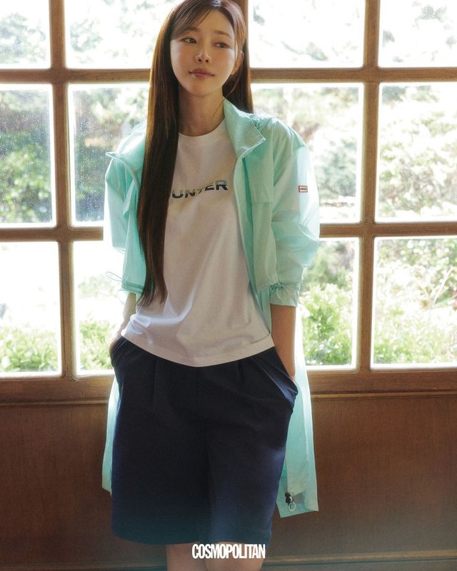 트래블 윈드브레이커 파카, 시즌 그래픽 로고 티셔츠, 플리츠 버뮤다 팬츠 모두 Hunter.