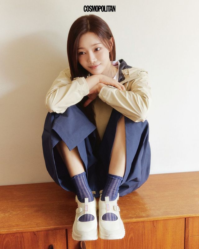 워터프루프 숏 레인 재킷, 스탠다드 시그니처 티셔츠, 투인원 팬츠 랩스커트, 트래블 플로우 샌들 모두 Hunter.